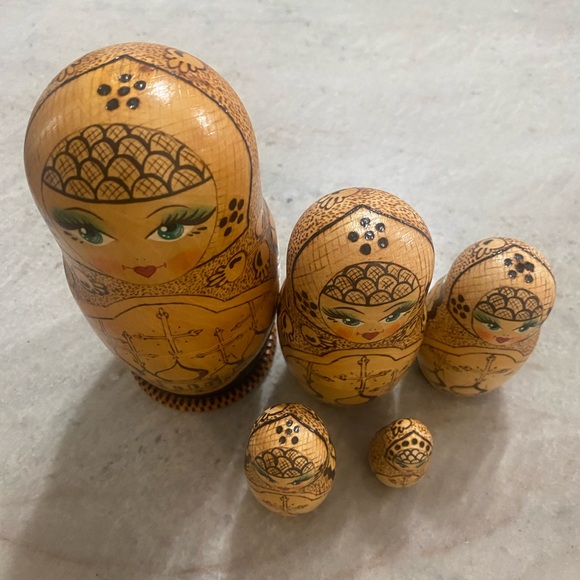 Vintage and Signed 1992 Russian nesting dolls - Picture 4 of 12